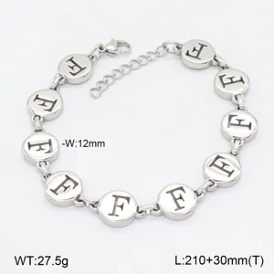 Bracelet à maillons en acier inoxydable avec charnières rondes ajourées, vue détaillée de la finition.
