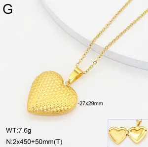 Collier médaillon cœur en acier inoxydable avec pendentif texturé, cadeau élégant pour femmes.