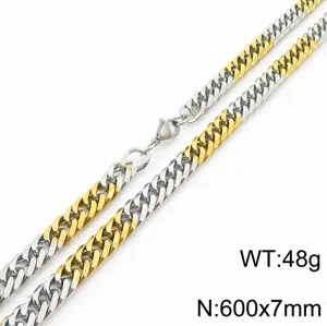 Vue détaillée de la chaîne cubaine en acier inoxydable bicolore avec fermoir mousqueton solide.