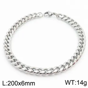 Détail de bracelet gourmette en acier titane, longueur 200mm, largeur 6mm, finition argent.