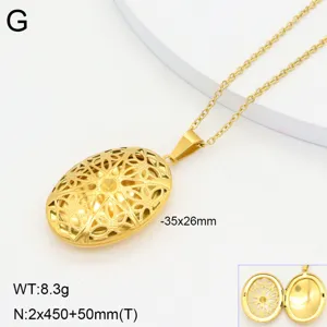 Détail de collier médaillon ovale en acier, motif floral creux, pendentif 35x26mm.