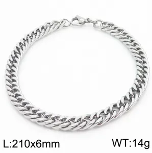 Détail de bracelet de chaîne gourmette en acier inoxydable, bijou durable et élégant.