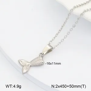 Vue détaillée du collier pendentif queue de sirène en acier inoxydable avec chaîne fine.