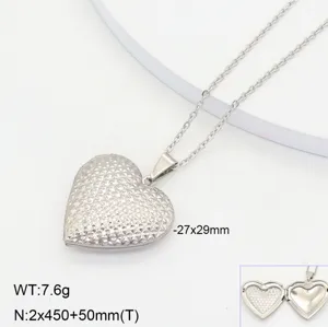 Vue détaillée du pendentif médaillon cœur en acier inoxydable avec une texture fine.
