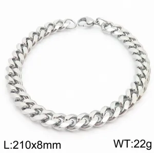 Gros plan détail du bracelet en chaîne gourmette en acier inoxydable, finition polie.