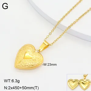 Vue détaillée du pendentif collier médaillon cœur doré, montrant les dimensions et l'intérieur ouvert.
