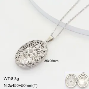 Collier médaillon ovale en acier inoxydable avec design ajouré et compartiment photo.