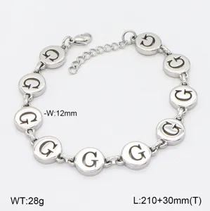 Vue détaillée du bracelet en acier inoxydable lettre G, design de charm rond poli.