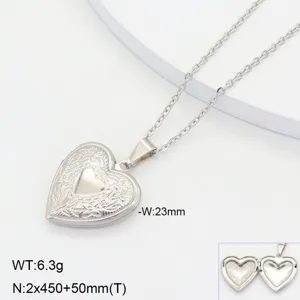 Collier médaillon cœur en acier inoxydable avec belle gravure florale, largeur 23mm, poids 6.3g.