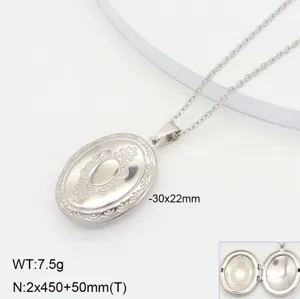 Collier pendentif médaillon ovale vintage en acier inoxydable avec gravure florale.