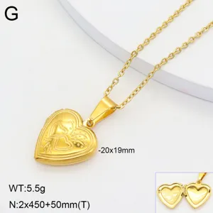 Vue détaillée du pendentif médaillon cœur en acier inoxydable doré avec une finition brillante.