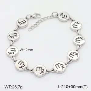 Détail du bracelet zodiaque en acier inoxydable avec breloques gravées de constellations et chaîne.