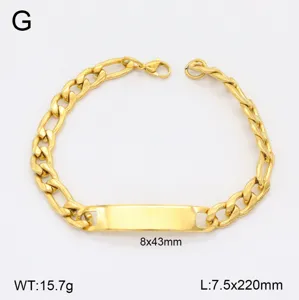 Détail de bracelet gourmette cubaine en acier inoxydable doré, avec plaque ID et maillons.