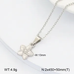 Gros plan détaillé du pendentif collier fleur à cinq pétales en acier inoxydable, beau design.