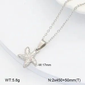 Gros plan sur les details d'un collier pendentif etoile de mer en acier inoxydable.