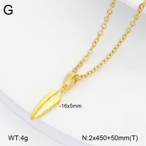 Vue détaillée du collier pendentif plume en acier inoxydable doré élégant avec chaîne fine.