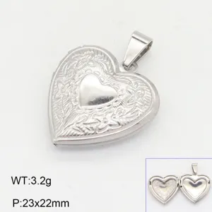 Détail pendentif médaillon cœur, métal argenté gaufré motif floral porte-photo ouvrable