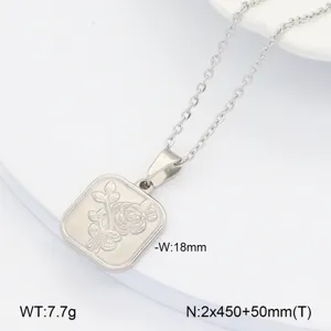 Gros plan détaillé du pendentif carré en acier inoxydable avec motif de rose en relief.