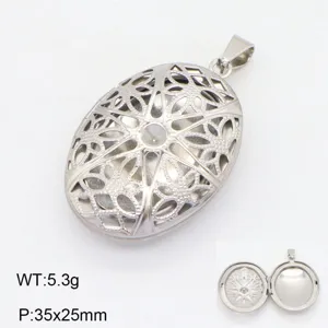 Gros plan détail pendentif médaillon filigrane argenté, superbe motif floral ajouré, ouvert.