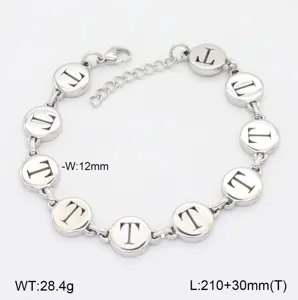 Bracelet gourmette lettre T en acier inoxydable détail maillons ronds polis et chaîne.