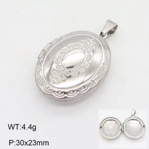 Gros plan d'un pendentif médaillon ovale vintage avec détails gravés et affichage d'ouverture.