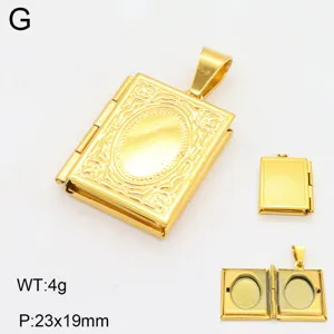 Détail du pendentif médaillon livre doré avec gravure, dos rayé et cadre photo ouvert à l'intérieur.