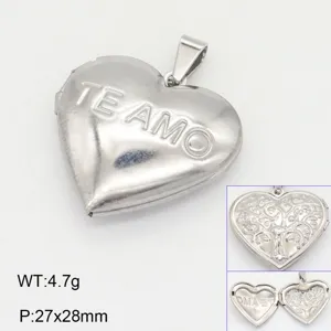Vue détaillée du pendentif médaillon cœur argenté, gravé TE AMO, ouvrant pour photo souvenir.