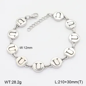 Détail de bracelet lettre U en acier inoxydable, chaîne à charms ronds argentés polis et extension.