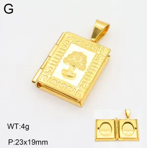 Détail du pendentif médaillon livre doré avec cadre ouvrable et relief d'arbre.