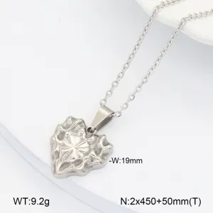 Collier avec pendentif cœur fondu en acier inoxydable et croix vue de détail fine.