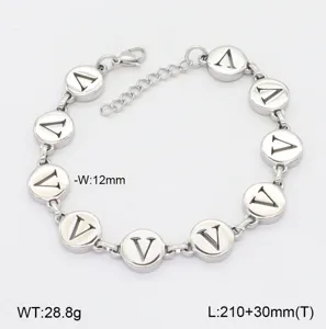 Bracelet en acier inoxydable avec pendentifs ronds polis et chaîne d'extension détaillée.