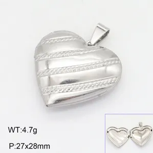 Détail de pendentif médaillon cœur en argent, design ouvrable, construction en métal.