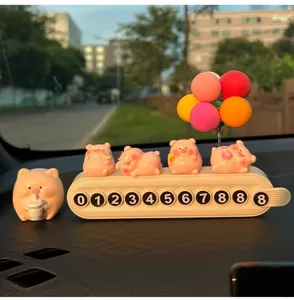 Tarjeta de estacionamiento temporal de coche de cerdo lindo con figuras de dibujos animados.