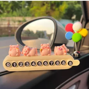 Tarjeta de estacionamiento cerdito lindo accesorio auto, primer plano de adorno de resina.