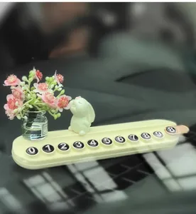 Bonito adorno de placa de estacionamiento temporal de coche de conejo con mini florero.