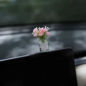Adorno de botella de flores en miniatura para coche, bonita decoración de salpicadero rosa.