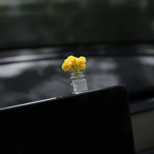 Mini botella de vidrio de flor amarilla decorativa para interior de auto, lindo accesorio.