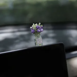Lindo adorno de coche con flor violeta botella de vidrio decoración de salpicadero interior bonito