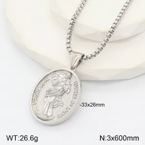 Gros plan de détail du collier pendentif Vierge Marie en acier inoxydable vintage 3D poli.
