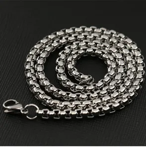 Vue détaillée du collier de chaîne carrée en acier inoxydable avec une texture métallique brillante.