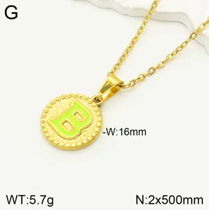 Gros plan du collier avec pendentif lettre en acier inoxydable et finition émail vert.