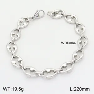 Vue détaillée du bracelet en chaîne en acier inoxydable, montrant la texture des maillons.
