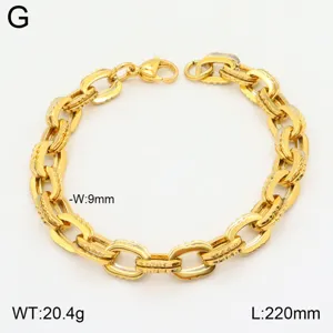 Vue rapprochée d'un bracelet de chaîne en acier au titane plaqué or 18k en forme de U.
