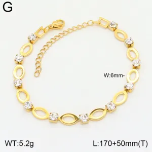 Vue détaillée du bracelet en acier inoxydable doré avec zirconiums brillants et maillons ovales.