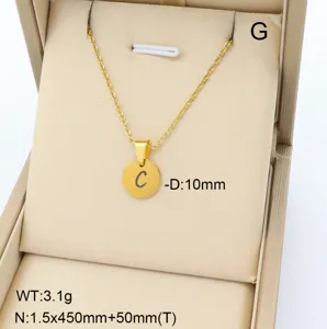 Collier pendentif lettre en acier inoxydable dore pour femme bijou minimaliste elegant.