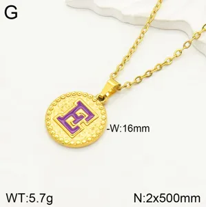 Collier pendentif lettre en acier inoxydable doré avec charm pièce émaillée violette, 16mm.