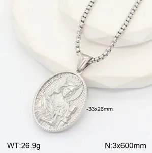 Vue de détail du collier pendentif en acier inoxydable 3D portrait de saint vintage avec gravure.