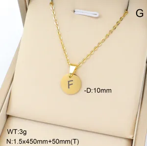 Vue détaillée du collier pendentif lettre F en acier inoxydable doré, bijou minimaliste.