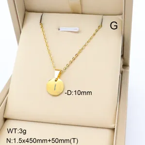 Détail du collier pendentif lettre initiale en acier inoxydable doré, charm rond minimaliste de 10mm.