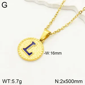 Vue detaillee du collier avec pendentif initiale en acier et charmant detail email bleu.
